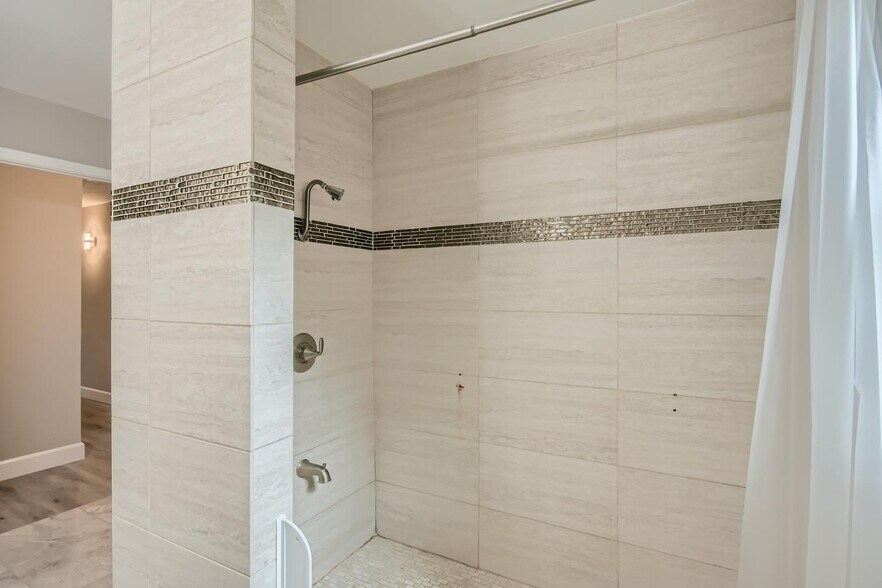 Building Photo - Polished Northwest Dallas home with quick North Tollway access