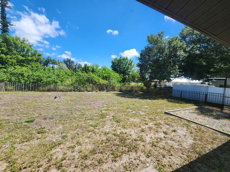 Building Photo - REMODELED 2 bedroom 2 bathroom in NE Cape Coral
