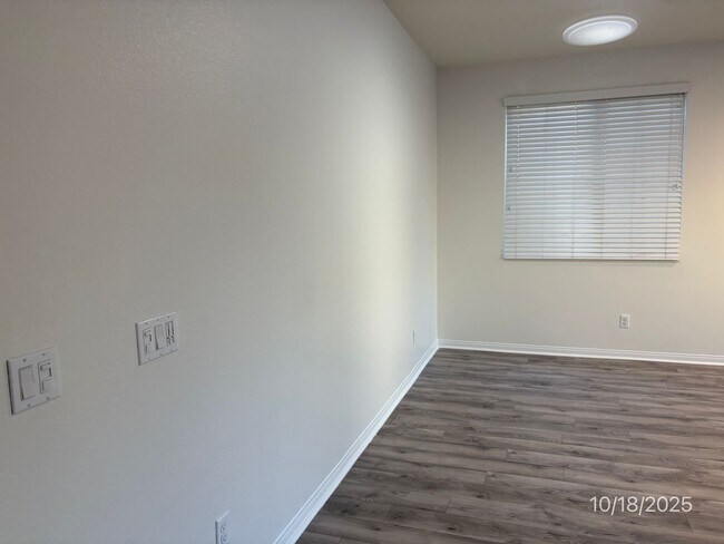 Building Photo - Beautiful 3-Bedroom, 2.5 bath in the  Glen...