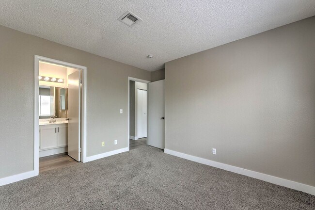 Building Photo - 4571 Carriage Park Dr