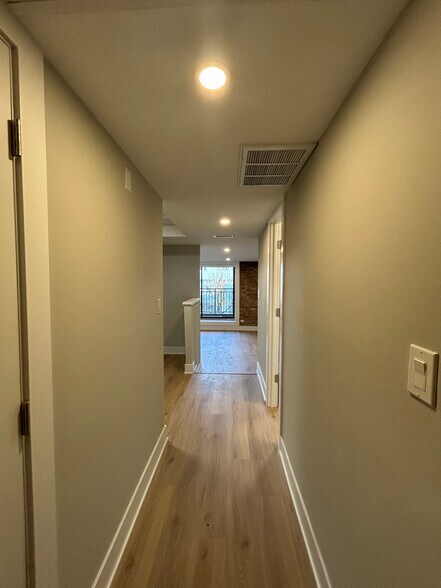 Building Photo - 1254 N La Salle Dr