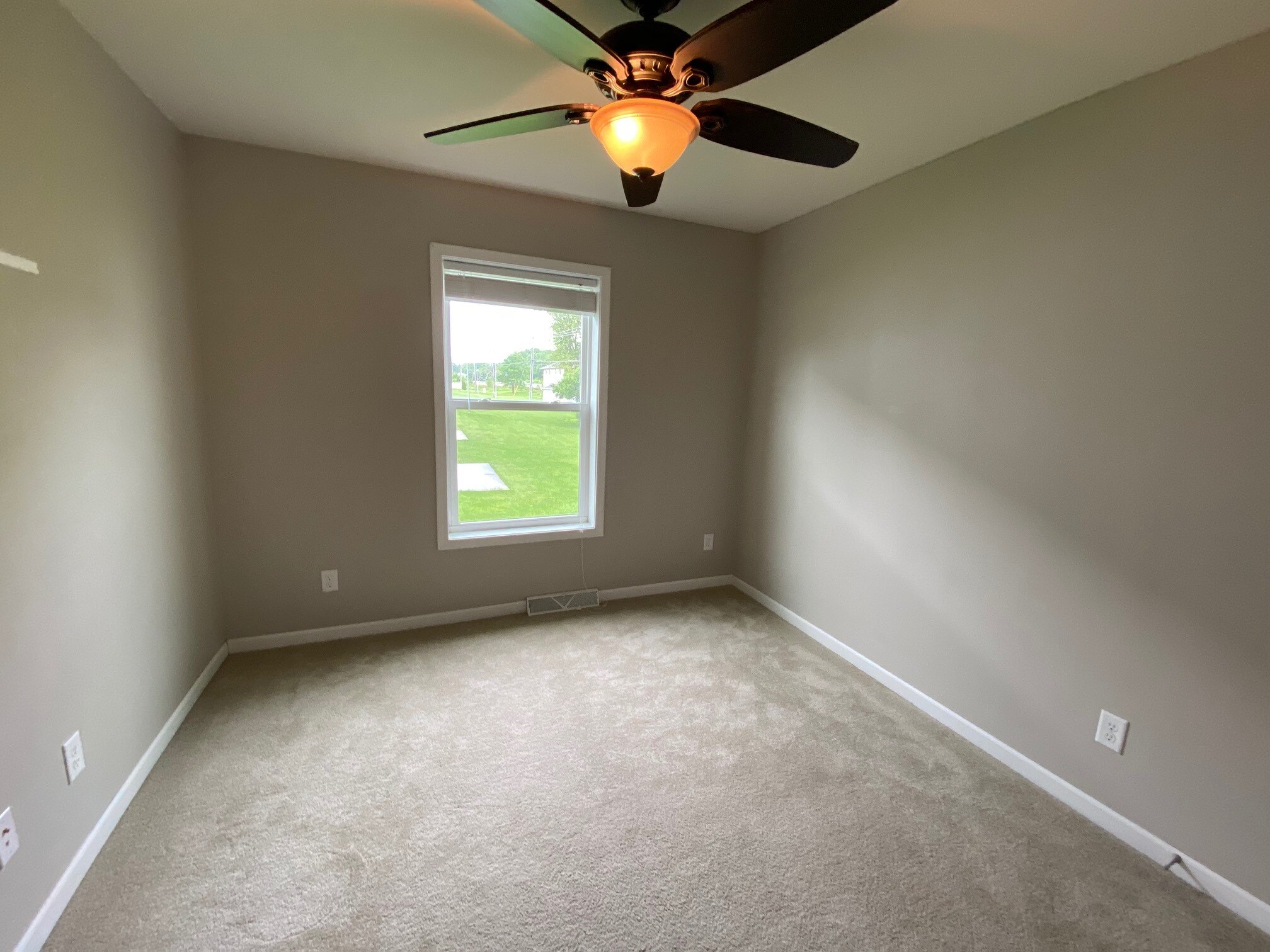 Building Photo - 1427 Springbrook Dr
