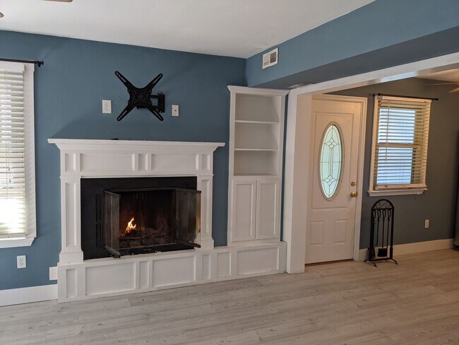 Building Photo - Bright and Open Floor Plan Across the Street from the Beach!