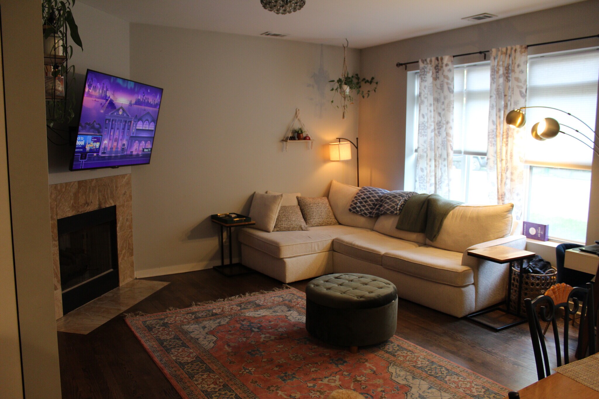 living room - 946 W Fry St