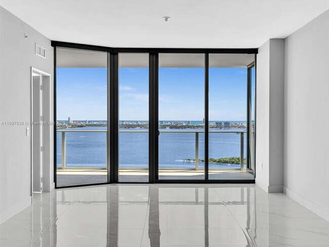 Building Photo - 700 NE 24th St