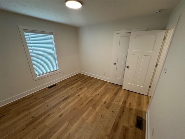 Building Photo - 909 Alberta Dr