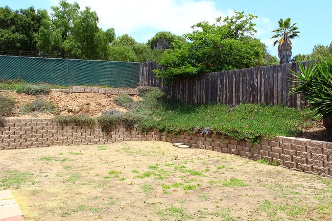 Building Photo - 2750 Dahlia Ave