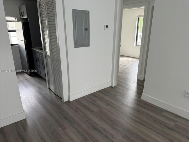 Building Photo - 628 SW 21st Ave