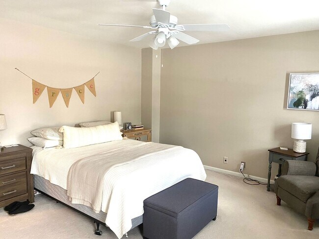 Building Photo - 2 Bed, 1.5 Bathroom Townhome with 2 Vehicle Carport