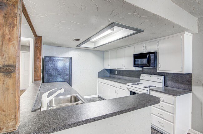 Building Photo - 1807 Briar Hill Dr