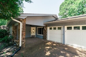 Building Photo - Beautiful Backyard Oasis on the Golf Course!