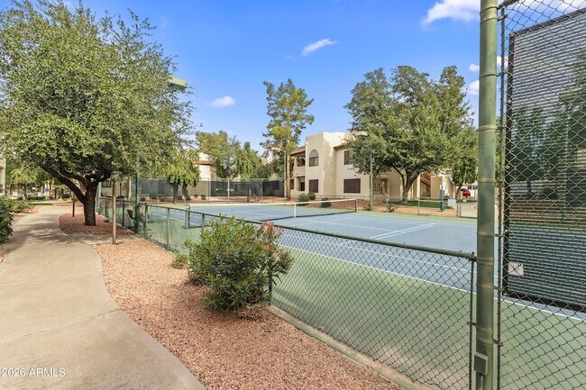 Building Photo - 750 E Northern Ave