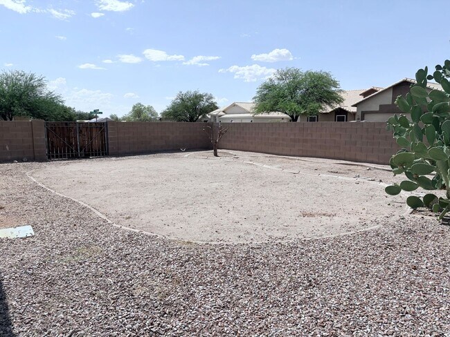 Building Photo - 3 bed/2 bath w/ large backyard in Rita Ran...