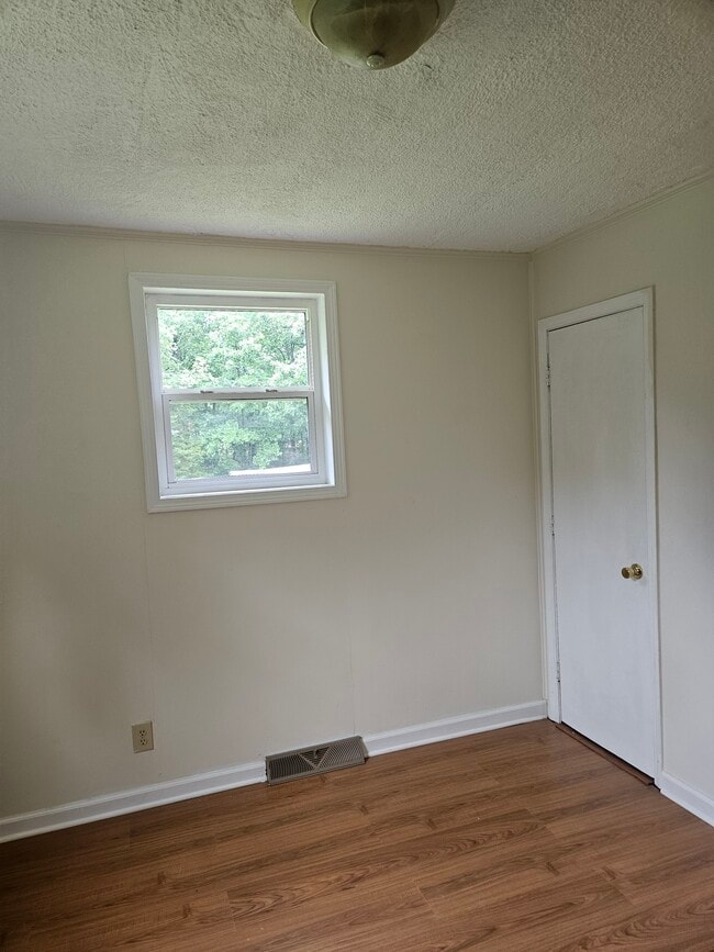 Building Photo - 305 Scott Town Dr