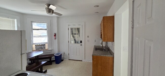 Building Photo - 208 Main St