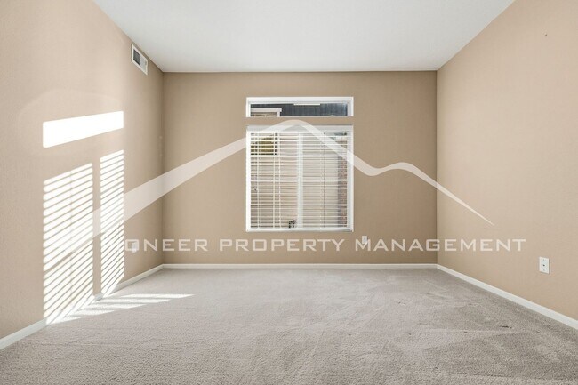 Building Photo - Gorgeous Home with Central AC and Washer/D...