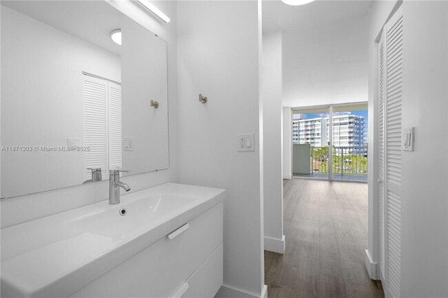 Building Photo - 1300 NE Miami Gardens Dr