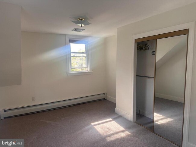 Building Photo - 229 Iona Ave