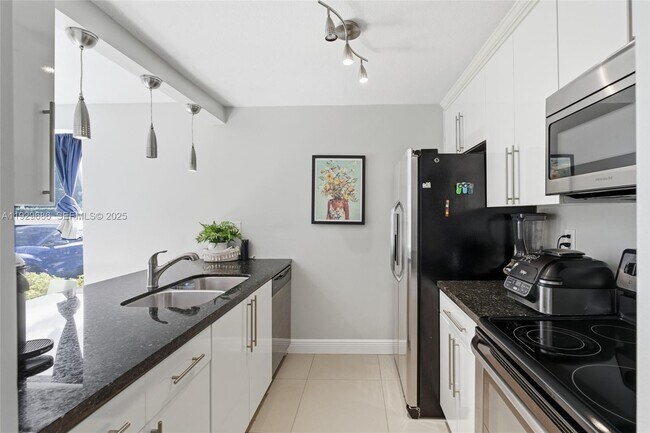 Building Photo - 2160 SW 16th Ave