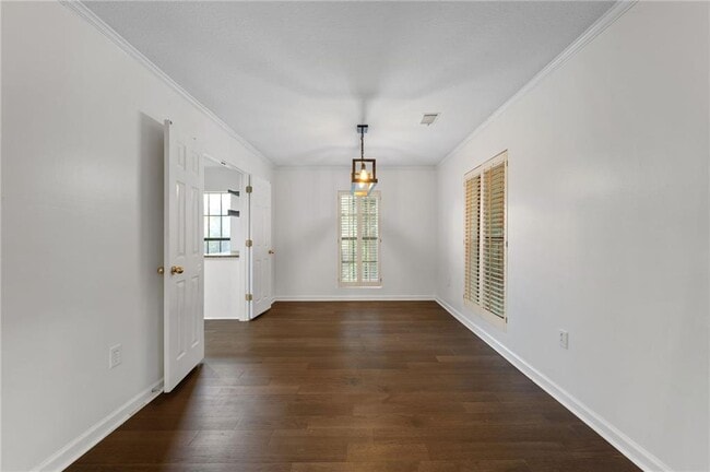 Building Photo - 2104 Pine Heights Dr NE