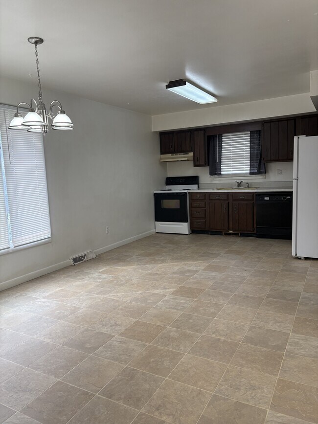 Building Photo - 408 Amherst Dr