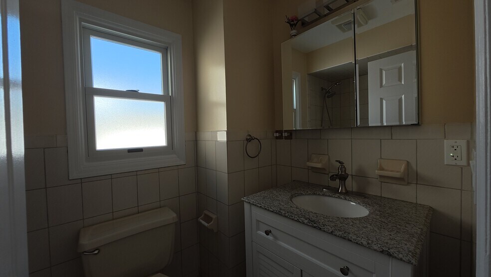 Master/Bathroom 2 - 1302 Morris St