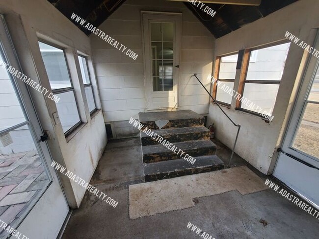 Building Photo - Spacious Raytown Home-Available NOW!!
