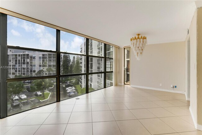 Building Photo - 1000 Parkview Dr