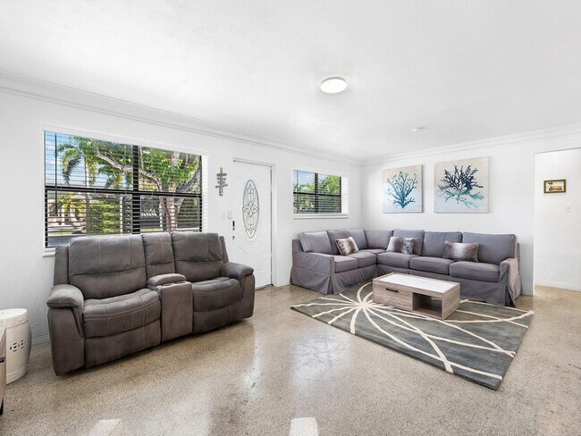 Building Photo - 413 NE 25th Ave