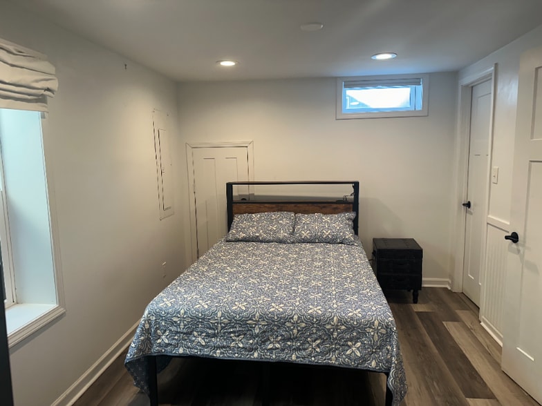 Building Photo - 1022 E State St