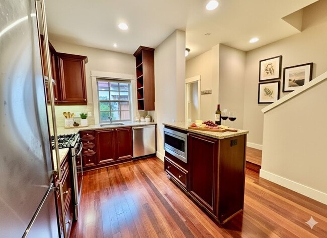 Building Photo - Luxury Townhome in Lake Oswego’s Coveted First Addition | Garage Included!