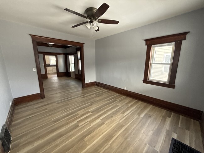 Building Photo - 913 10th St