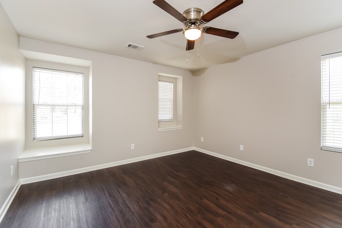 Building Photo - 2722 Groovers Lake Point