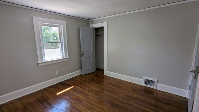 Building Photo - Newly renovated gem located in Akron