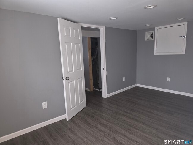 Building Photo - 856 Shagbark Dr