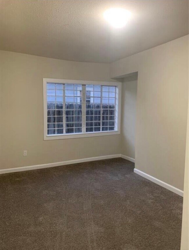 Building Photo - 324 Delaware St