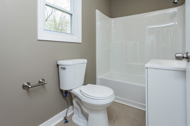 Building Photo - Cozy 3 Bedroom 1 Bathroom- Located near bl...