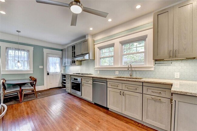 Building Photo - 309 S Columbia Dr