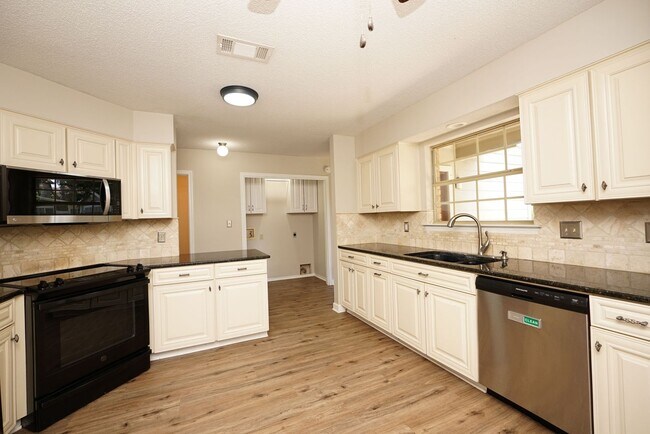 Building Photo - Great Fort Walton Beach Location
