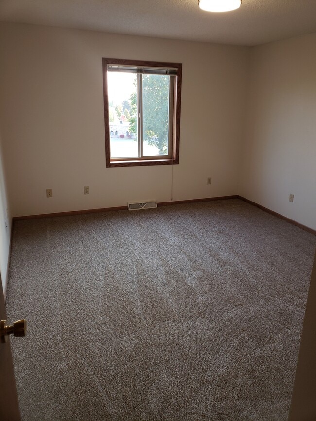 Building Photo - 624 N 16th Ave