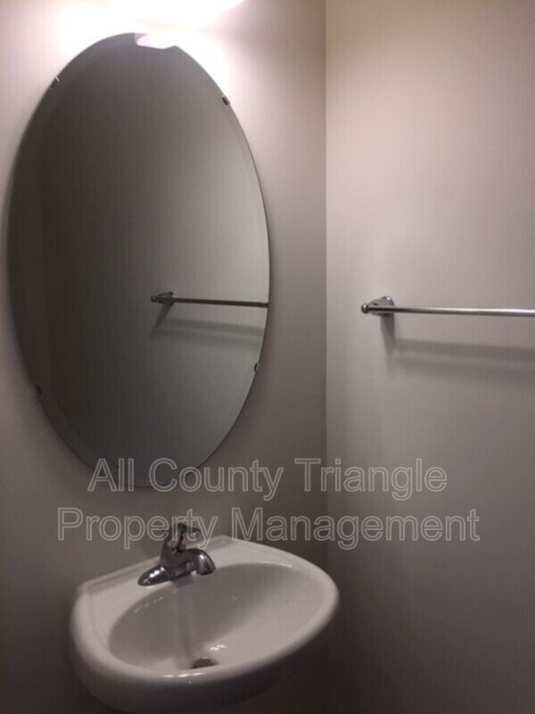 Building Photo - 412 Irving Way