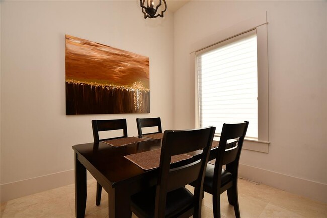 Building Photo - 3203 Blue Bonnet Blvd