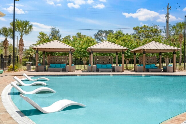 Building Photo - The Retreat at Tampa