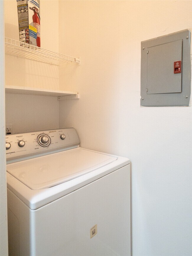 Building Photo - 6500 Harbor Town Dr