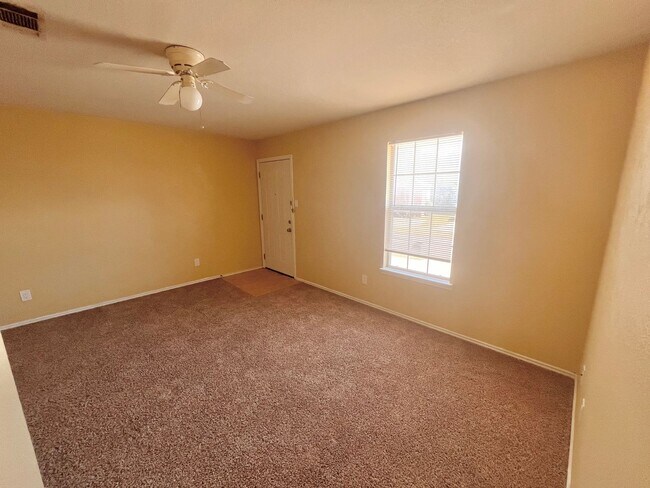 Building Photo - 1703 Benttree Dr Unit C