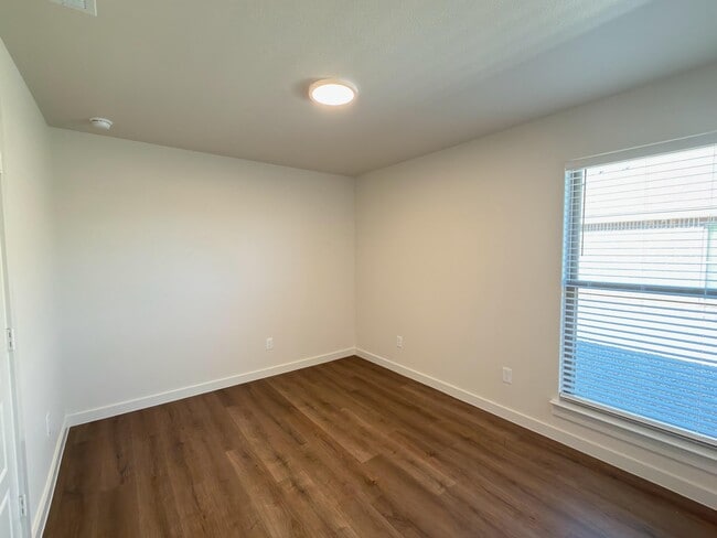 Building Photo - 2511 Kenwood Ave