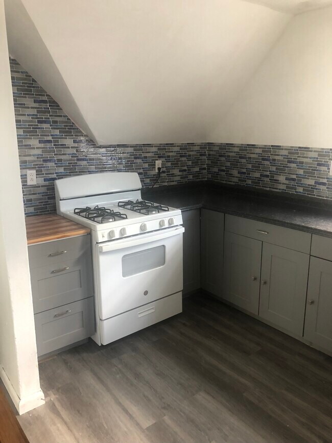 Building Photo - 146 Plymouth St