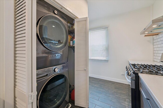 Building Photo - 3024 N Sawyer Ave