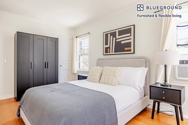 Building Photo - 136 S Roxbury Dr