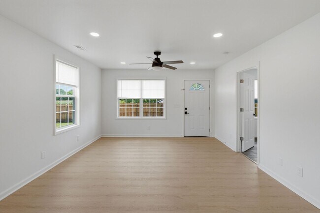 Building Photo - Charming Updated Home with Expansive Yard in Joelton!